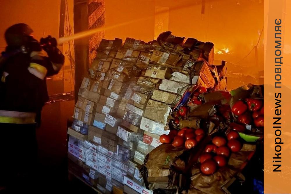 Триває ліквідація масштабної пожежі на Дніпропетровщині, вночі область пережила нові атаки – ДСНС (фото)