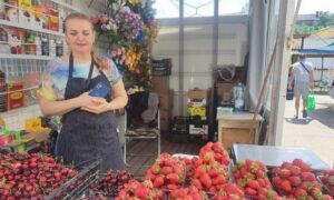 Нікополь і Марганець забезпечують черешнею та полуницею Запоріжжя: які ціни – ЗМІ (фото)