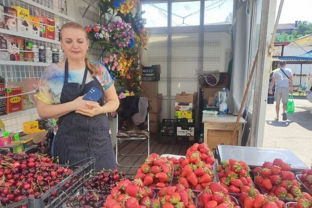 Нікополь і Марганець забезпечують черешнею та полуницею Запоріжжя: які ціни – ЗМІ (фото)