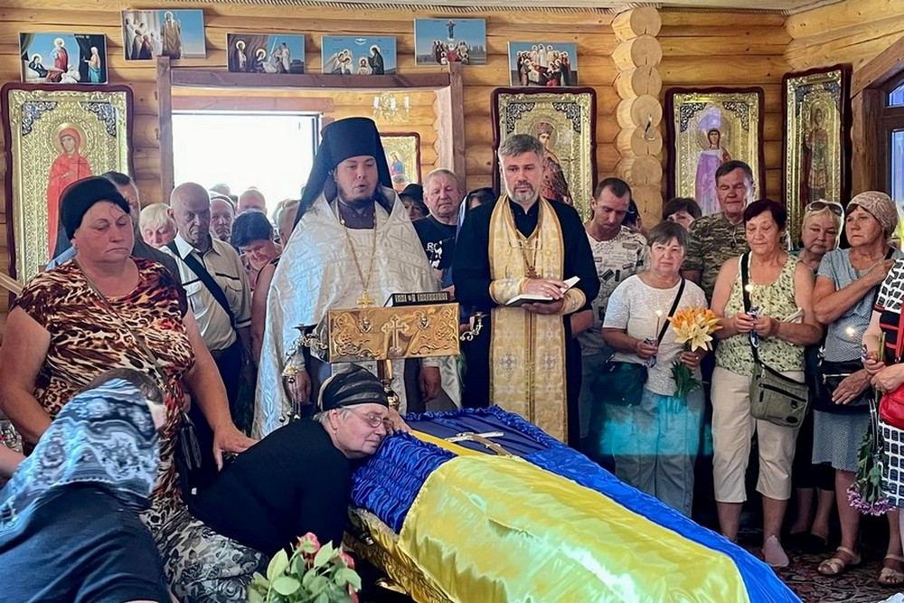 Віддати шану Герою прийшли жителі міста, бойові побратими, представники місцевої влади.