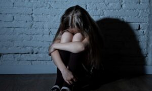 77-річний житель Дніпра ґвалтував 7-річну дівчинку та вчинив дії сексуального характеру щодо її 8-річної подруги – що вирішив суд