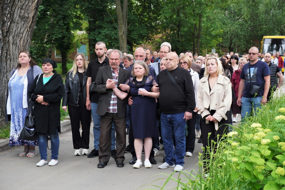Турботливий батько, люблячий чоловік і відданий захисник: Нікополь провів в останню путь полеглого Героя (фото)