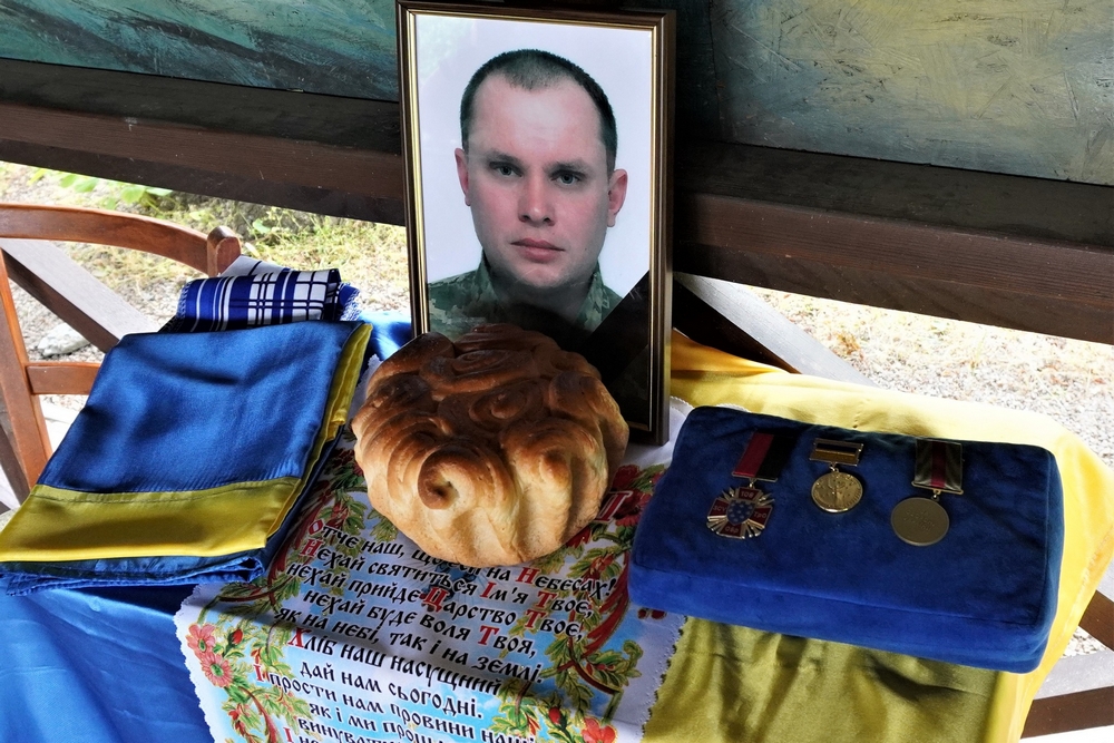 Турботливий батько, люблячий чоловік і відданий захисник: Нікополь провів в останню путь полеглого Героя (фото)