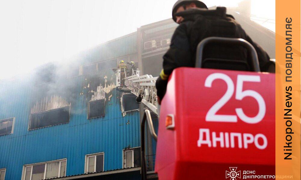 Вогонь охопив 10 000 квадратних метрів: ліквідовано масштабну пожежу у Дніпрі після ворожого удару (фото)