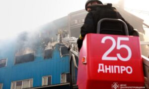 Вогонь охопив 10 000 квадратних метрів: ліквідовано масштабну пожежу у Дніпрі після ворожого удару (фото)