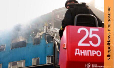 Вогонь охопив 10 000 квадратних метрів: ліквідовано масштабну пожежу у Дніпрі після ворожого удару (фото)