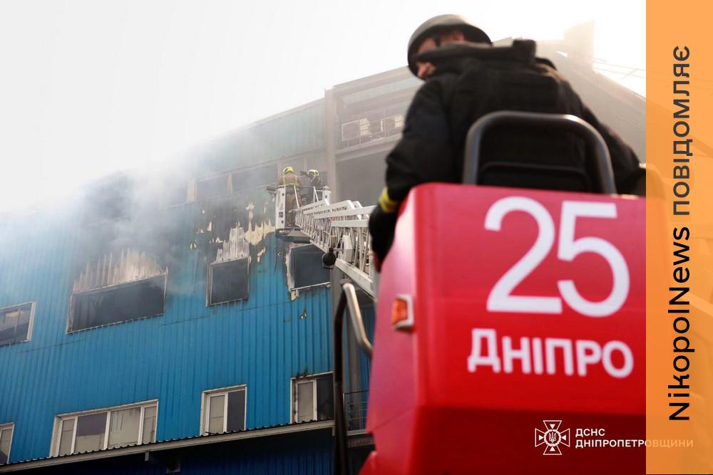 Вогонь охопив 10 000 квадратних метрів: ліквідовано масштабну пожежу у Дніпрі після ворожого удару (фото)