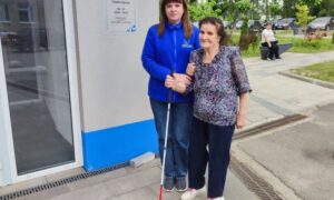 Понад 50 років працювала у пологовому: на Нікопольщині допомогли літній медикині, яка після важкого удару почала втрачати зір