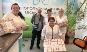 У Нікополі лікарі продовжують рятувати життя попри обстріли: медзаклади отримали гуманітарну допомогу