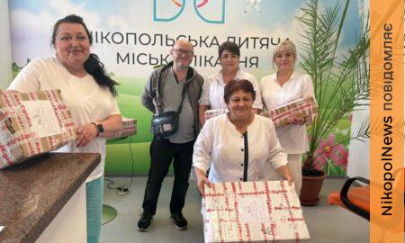 У Нікополі лікарі продовжують рятувати життя попри обстріли: медзаклади отримали гуманітарну допомогу
