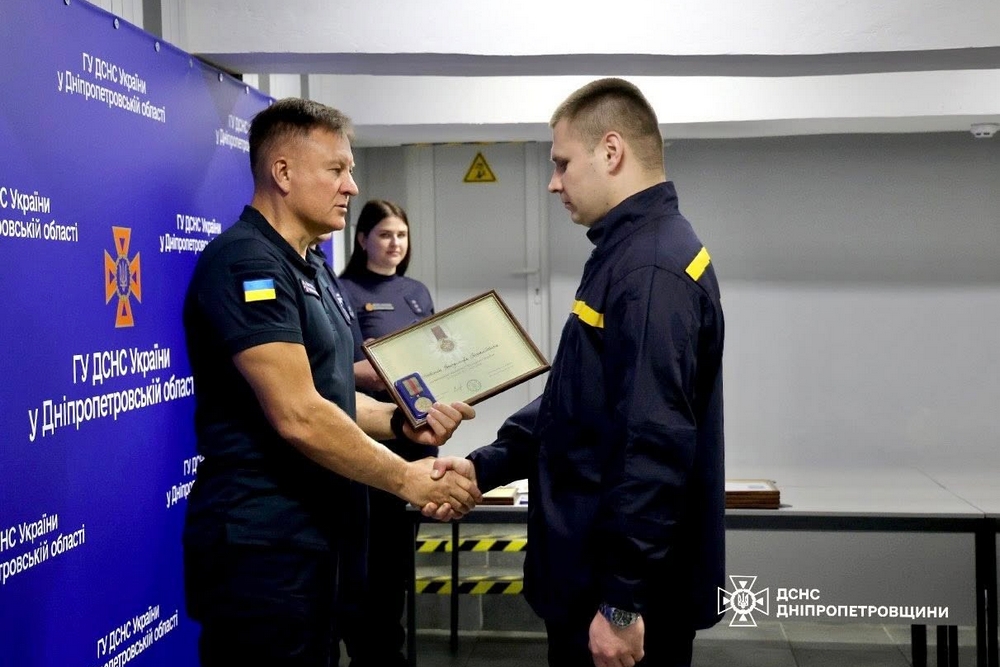 719974623 1316838050628594 7757964308664317662 n – копія За мужність і службу: 14 рятувальників Дніпропетровщини відзначили нагородами