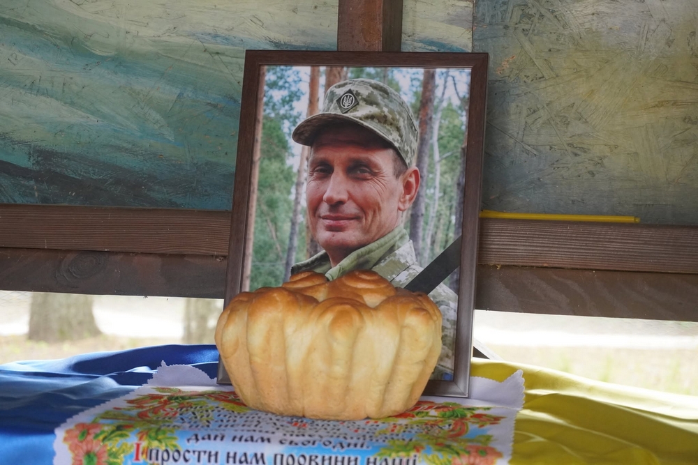 Завжди тримав лад у житті й на службі: Нікополь провів в останню путь полеглого Захисника (фото)