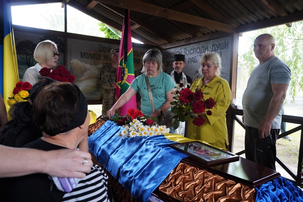 Завжди тримав лад у житті й на службі: Нікополь провів в останню путь полеглого Захисника (фото)