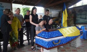 Завжди тримав лад у житті й на службі: Нікополь провів в останню путь полеглого Захисника (фото)