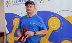Працює під ворожими атаками: співробітника газової галузі Нікопольщини нагородили орденом «За мужність» ІІІ ступеня (фото)