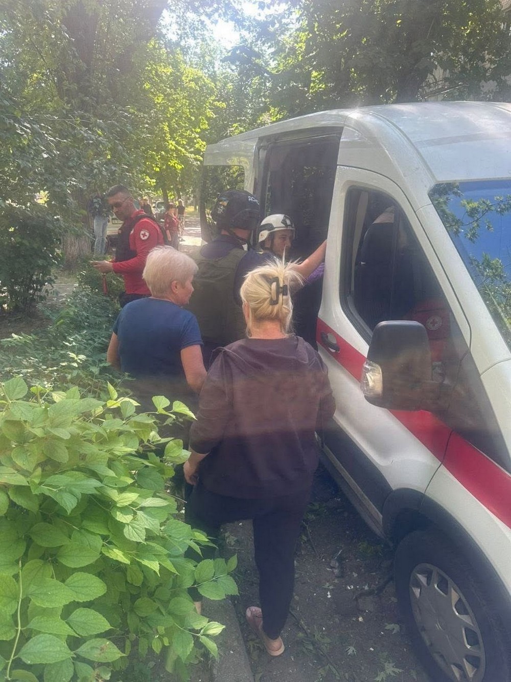 Рятували дитину і чоловіка: сьогодні у Нікополі волонтери допомагали постраждалим від обстрілу (фото) Рятували дитину і чоловіка: сьогодні у Нікополі волонтери допомагали постраждалим від обстрілу (фото)