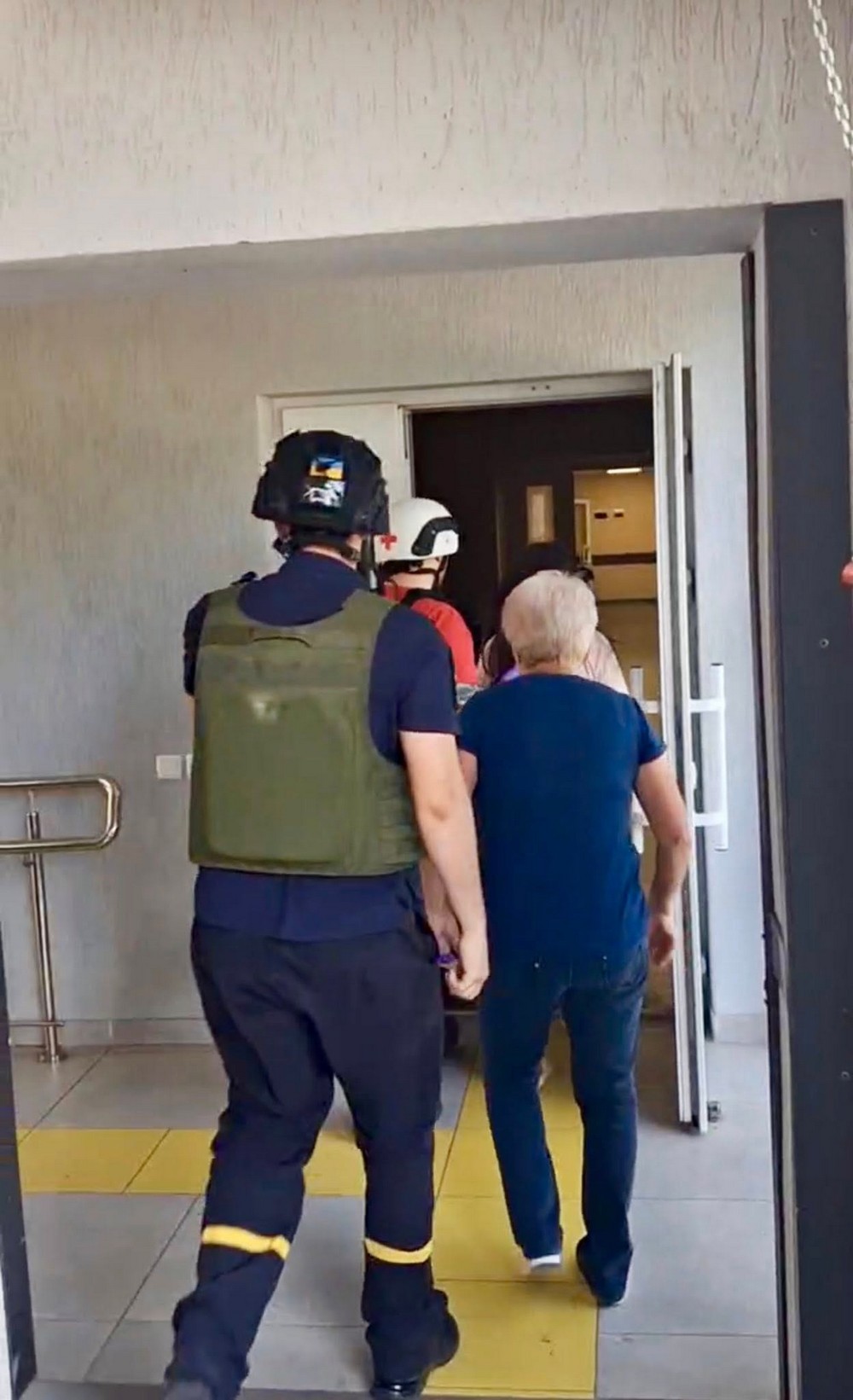 Рятували дитину і чоловіка: сьогодні у Нікополі волонтери допомагали постраждалим від обстрілу (фото) Рятували дитину і чоловіка: сьогодні у Нікополі волонтери допомагали постраждалим від обстрілу (фото)
