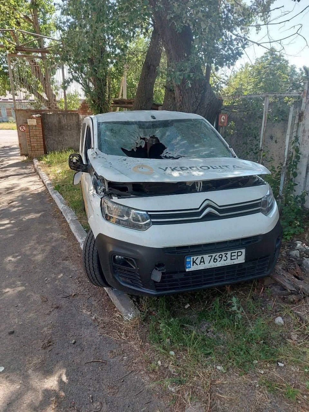 Ворог атакував Укрпошту у Нікополі сьогодні і вчора: поранено водія, знищено автівки