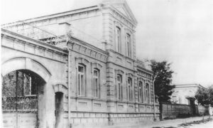 Боляче. У Нікополі внаслідок обстрілів згоріла ще одна історична пам’ятка - купецька садиба менонітів