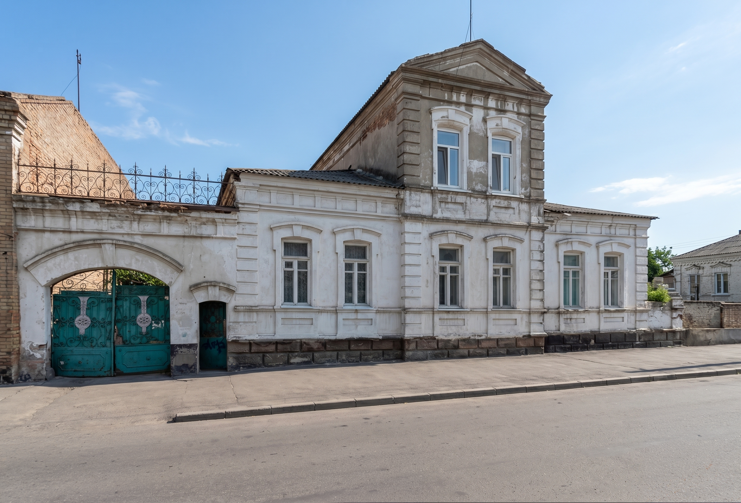 так виглядала будівля до нападу російської армії на Україну так виглядала будівля до нападу російської армії на Україну