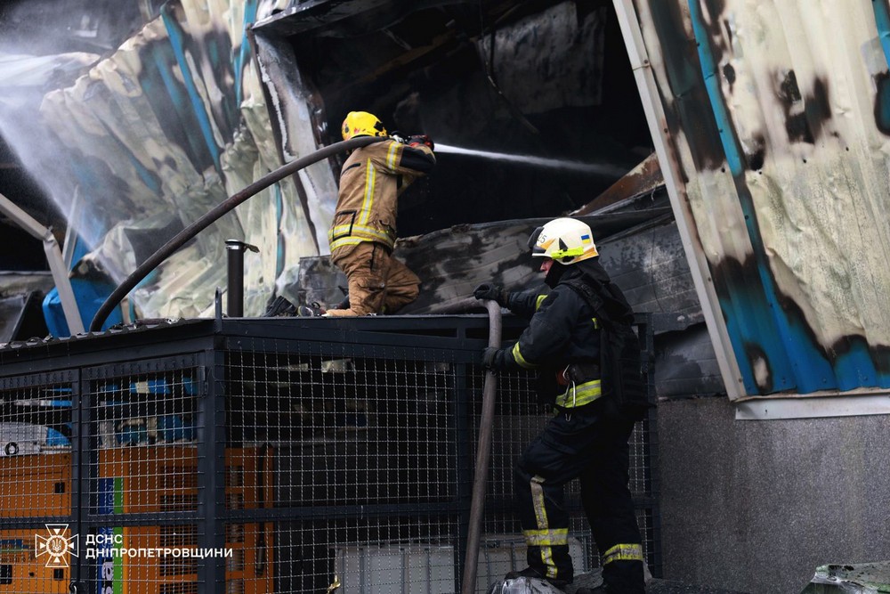 Ліквідовано масштабну пожежу у Дніпрі після ворожого удару (1)