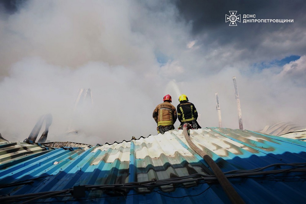 Ліквідовано масштабну пожежу у Дніпрі після ворожого удару (10)