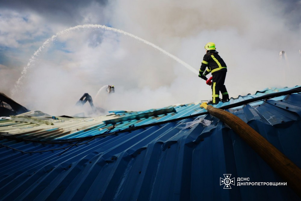 Ліквідовано масштабну пожежу у Дніпрі після ворожого удару (2)