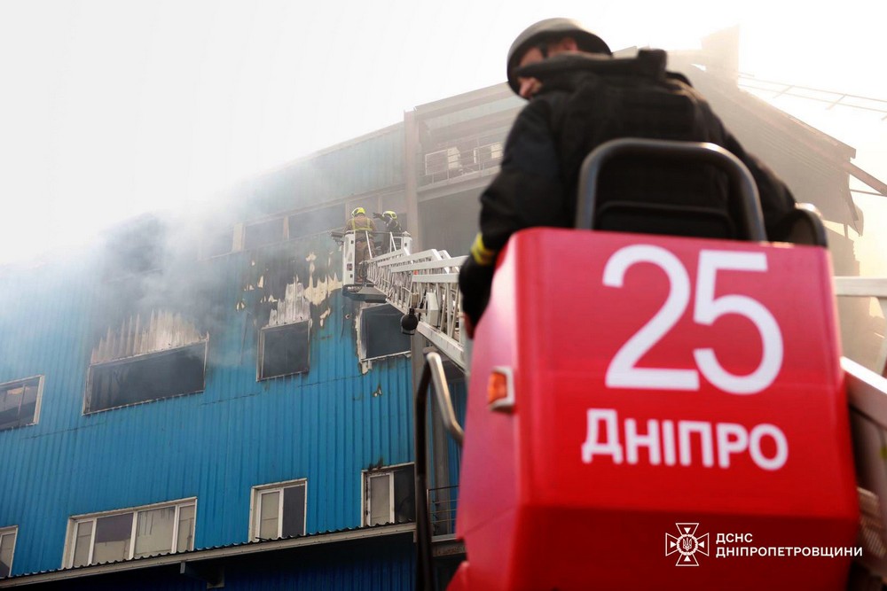 Ліквідовано масштабну пожежу у Дніпрі після ворожого удару (3)