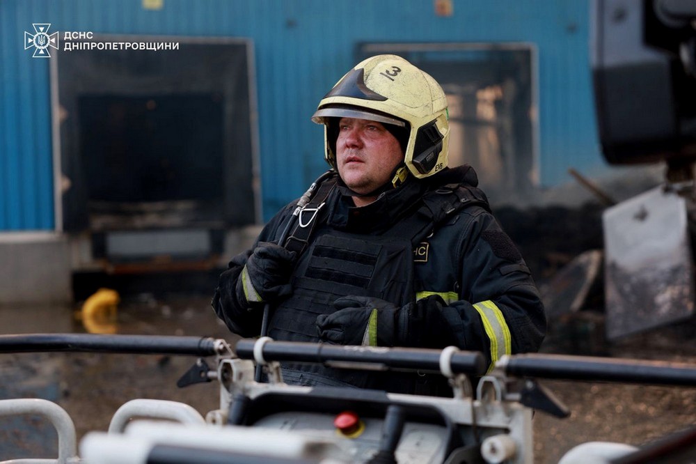 Ліквідовано масштабну пожежу у Дніпрі після ворожого удару (4)