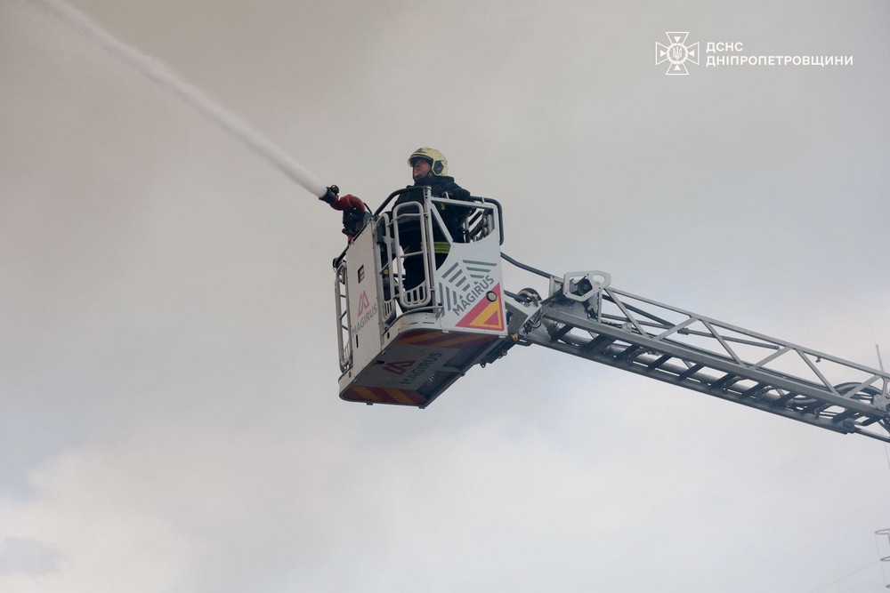 Ліквідовано масштабну пожежу у Дніпрі після ворожого удару (5)
