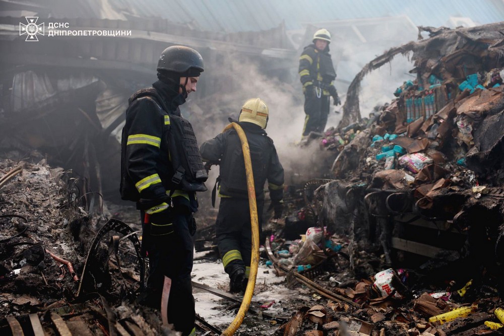 Ліквідовано масштабну пожежу у Дніпрі після ворожого удару (7)