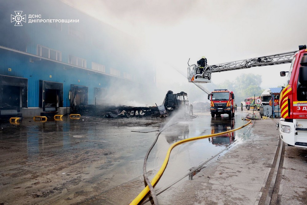 Ліквідовано масштабну пожежу у Дніпрі після ворожого удару (9)