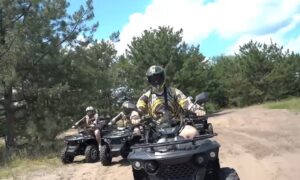 Швидкість як частина реабілітації: на Дніпропетровщині пацієнти після протезування сіли за кермо квадроциклів (відео)