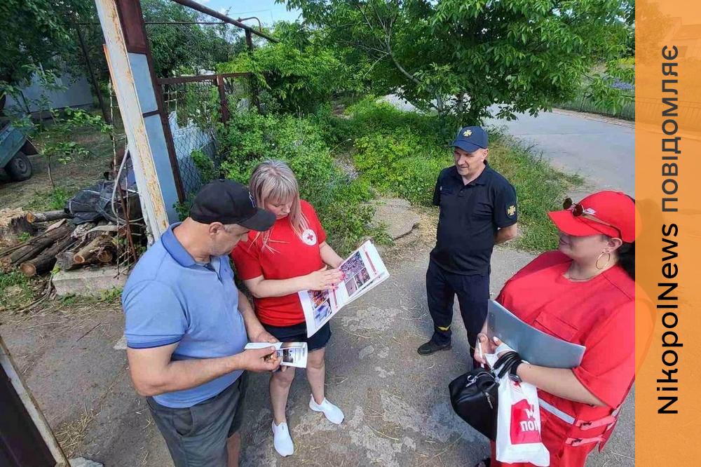 На Нікопольщині Червоний Хрест та добровольці-пожежники провели для жителів Катеринівки урок з мінної безпеки (фото)