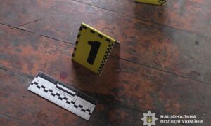 Схопив кухонний ніж і порізав родича: на Нікопольщині чоловіка підозрюють у тяжкому злочині