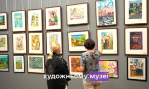 Як діти Нікопольщини бачать війну і майбутнє: у Дніпрі після ворожого обстрілу музею відкрили виставку їхніх робіт (відео)