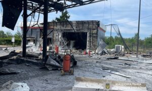 На Нікопольщині атаковано пасажирський автобус, АЗС, навчальний заклад, є поранені, також під ударом були Криворіжжя і Синельниківщина (фото)