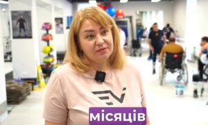 Після втрати ноги через обстріл Нікополя у грудні: жителька міста отримала протез і повертається до активного життя (відео)