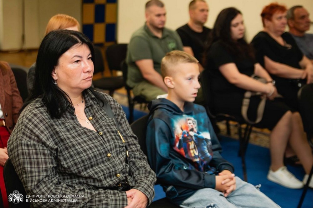 Родини чотирьох загиблих прикордонників з Дніпропетровщини отримали державні нагороди 3