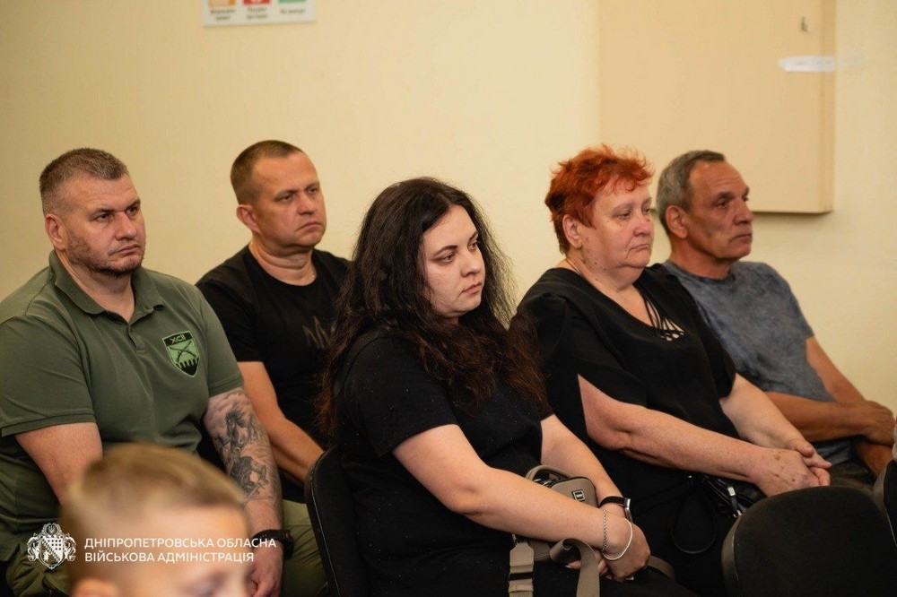 Родини чотирьох загиблих прикордонників з Дніпропетровщини отримали державні нагороди 4