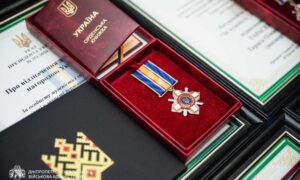 Родини чотирьох загиблих прикордонників з Дніпропетровщини отримали державні нагороди 5