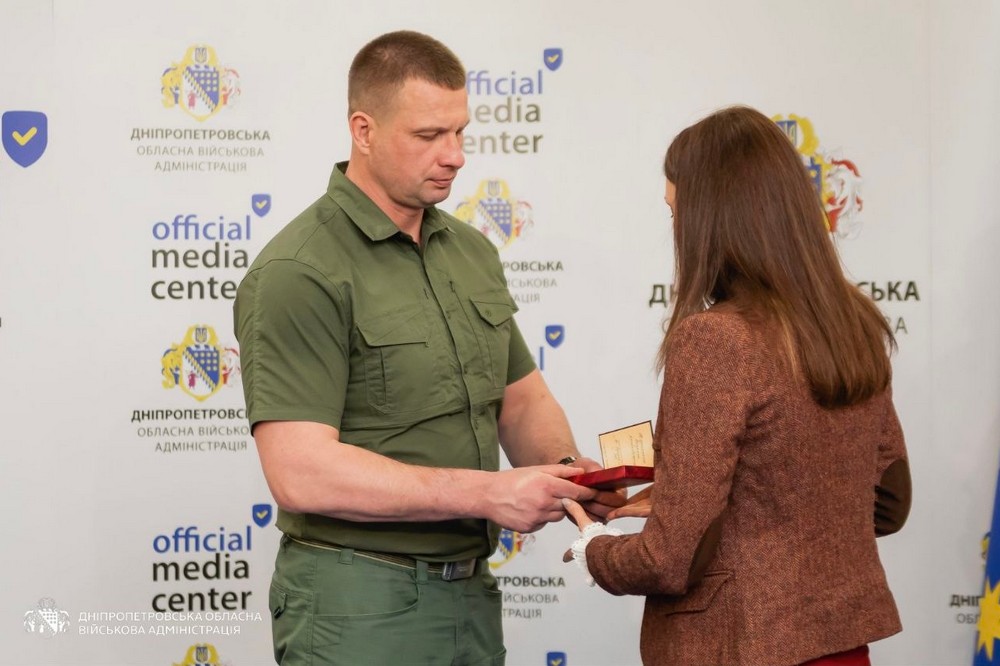 Родини чотирьох загиблих прикордонників з Дніпропетровщини отримали державні нагороди 6
