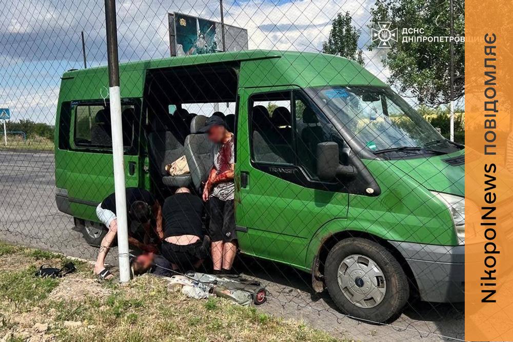 Ліквідували пожежі та надали домедичну допомогу: смертельні обстріли Нікопольщини, а також удари по Синельниківщині прокоментували у ДСНС (фото)