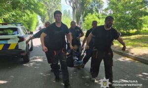 У Дніпрі внаслідок ракетного удару загинули 4 людей, є постраждалі - подробиці від поліції (фото, відео)