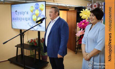 Прощання зі школою: у Марганці міський голова та начальниця управління освіти привітали випускників (фото)
