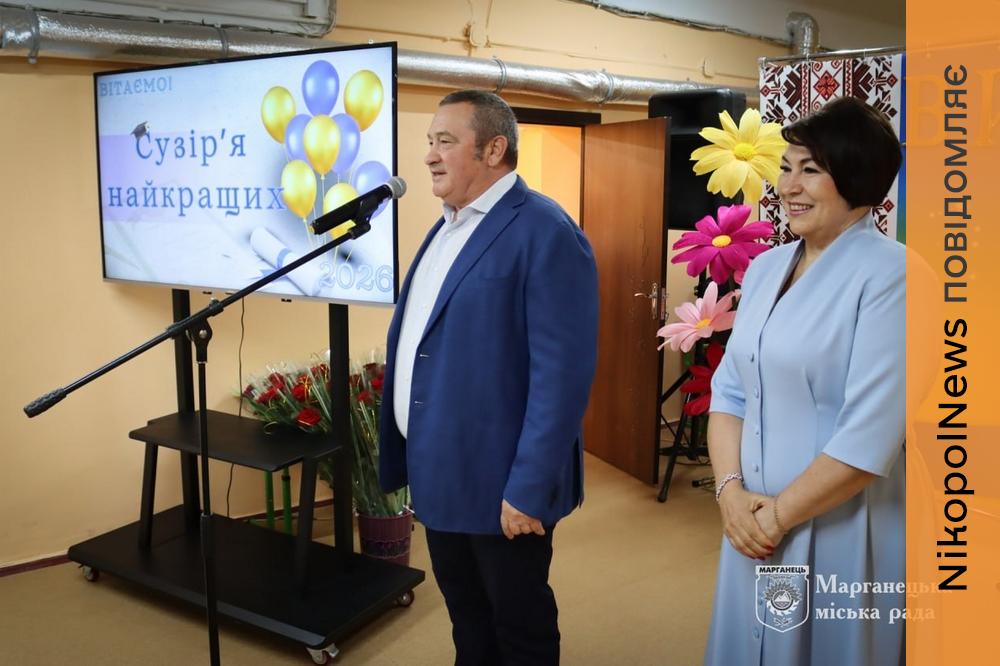 Прощання зі школою: у Марганці міський голова та начальниця управління освіти привітали випускників (фото)