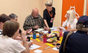 Листи самому собі та щирі розмови: у Нікополі відбувся тренінг для людей 50+ (фото)