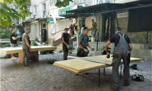Після обстрілів і попри війну: у Нікополі комунальники відновлюють житло та впорядковують місто