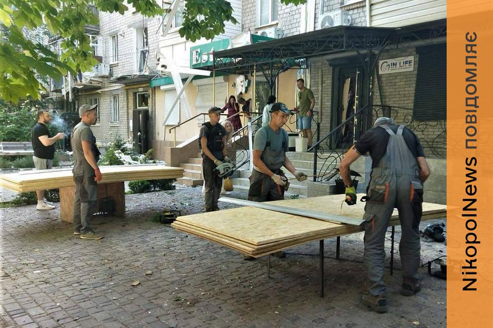 Після обстрілів і попри війну: у Нікополі комунальники відновлюють житло та впорядковують місто