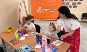 У Центрі життєстійкості Нікополя діти створювали літні пейзажі на творчому майстер-класі (фото)